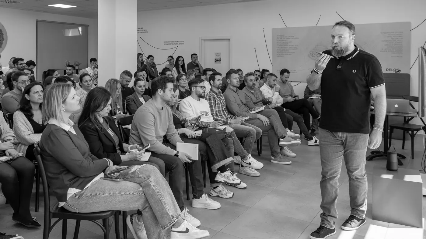 Pedro Bisbal impartiendo un taller ante un grupo